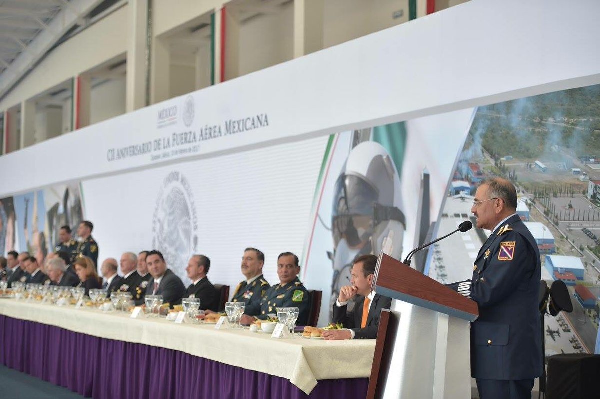 ESanchezHdz's tweet photo. #FOTOS del Presidente @EPN durante la Comida Conmemorativa del 102 Aniversario de la Fuerza Aérea Mexicana. https://t.co/3vPjIz3hmr