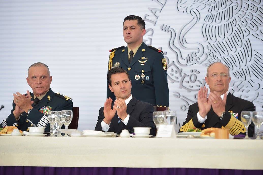 ESanchezHdz's tweet photo. #FOTOS del Presidente @EPN durante la Comida Conmemorativa del 102 Aniversario de la Fuerza Aérea Mexicana. https://t.co/3vPjIz3hmr