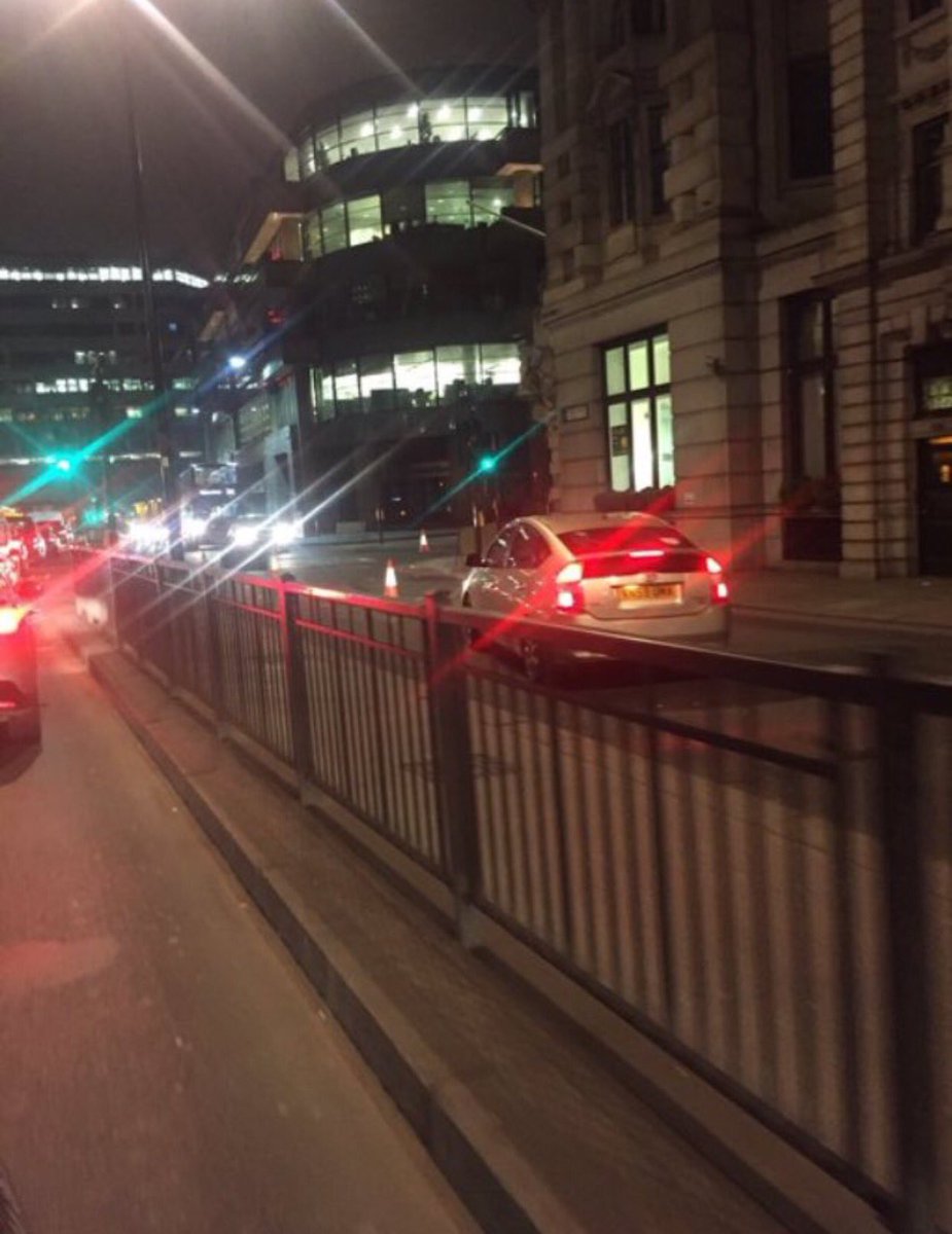FrankBullitt39's tweet photo. UBER INCORRECT CARRIAGEWAY TRAVELING HEAD ON INTO ONCOMING TRAFFIC UPPER THAMES STREET #DeathAndDestruction #ubergeddon https://t.co/fiDvF5zCeA