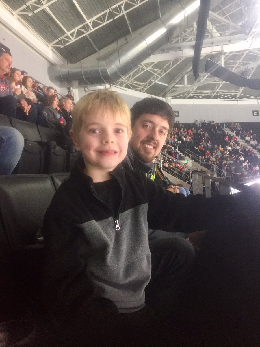 aminnick3's tweet photo. First UNO hockey game! #futuremav #mavfamilymoment 🏒💪🏼 https://t.co/JHPMYXBunl