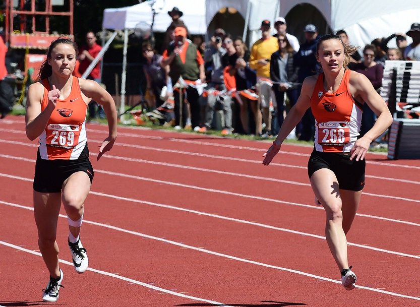 BeaverTFXC's tweet photo. D'Arpinos rock! @TeamDArpino (L) sets indoor 200 SR (24.67), @KerissaDArpino (r) has No. 2 time (24.77), go 2-4 @ Husky Classic. #GoBeavs https://t.co/xl8xj3xbwt