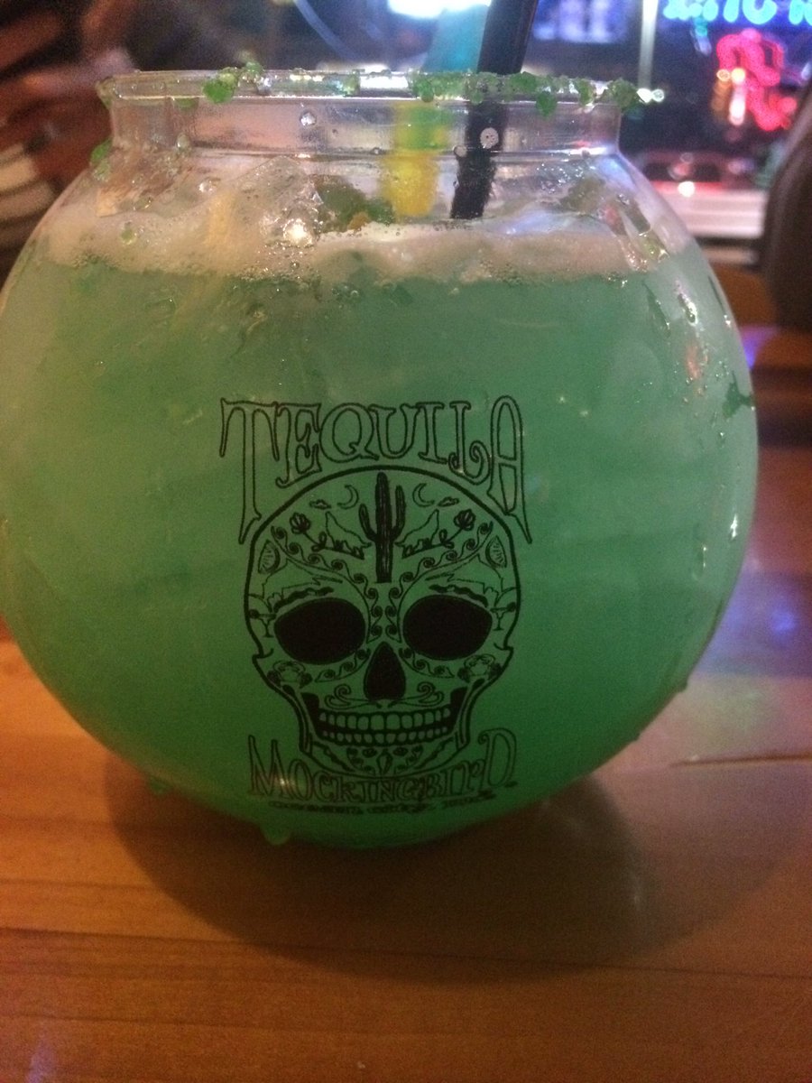 HRS213's tweet photo. This is happening #fishbowls #AdventuresInSchmovakering #PlusCole https://t.co/v0WZ7gfzSz