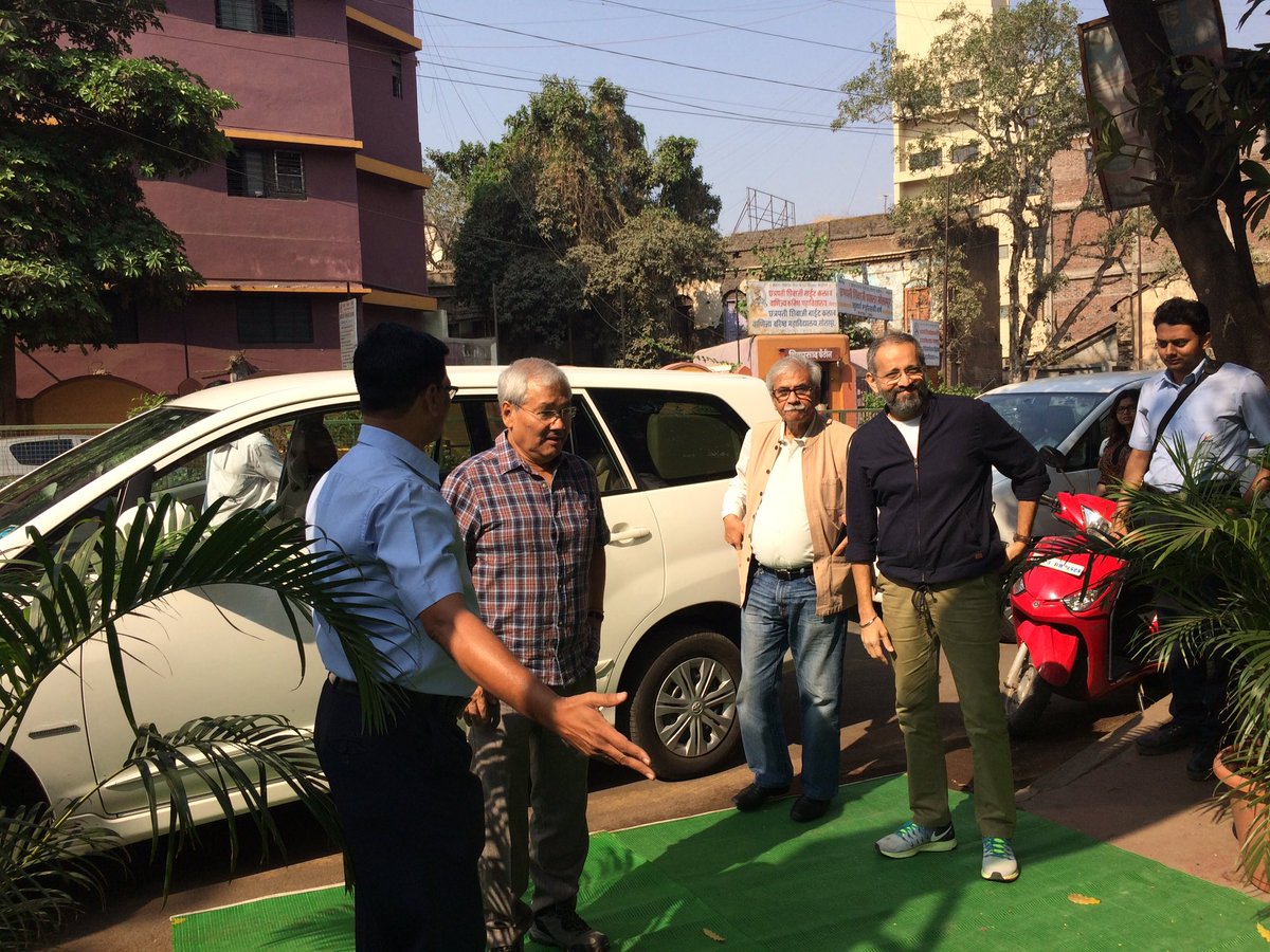 SiffSolapur's tweet photo. प्रभात टॉकीज येथे मान्यवरांचे आगमन झाले त्यावेळीची क्षणचित्रे #म #मराठी #सोलापूर #solapur #precisionfoundation #siff #pcl https://t.co/TKctXpKPM7