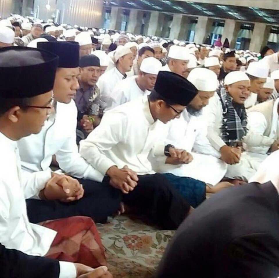 Senang melihat hamba hamba Alloh, bersimpuh dihadapan Alloh, dan berpegangan erat untuk kemashlahatan bersama, NKRI yg kita cintai