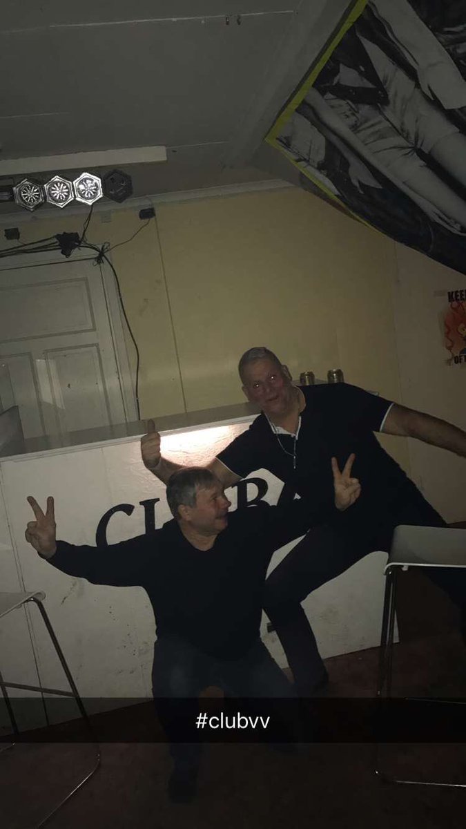 FelixRanta's tweet photo. Jadu... farsgubben (med kompis) och #clubvv. Skön bild ändå https://t.co/Jlcf2NCjmS