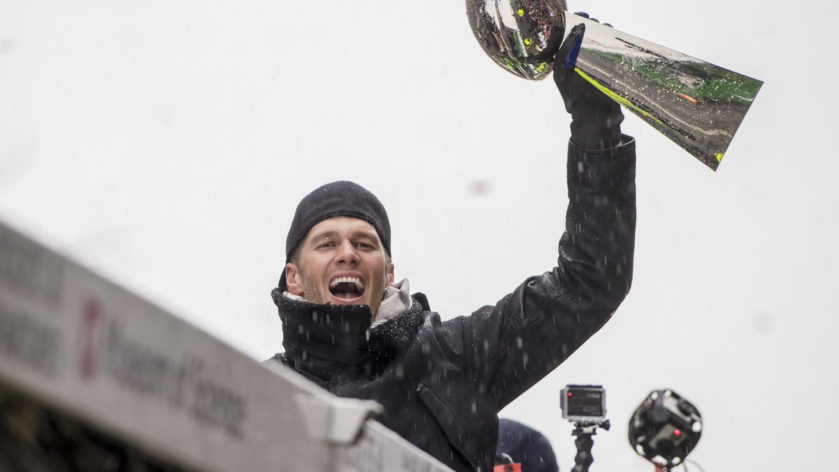 make_Victory's tweet image. 🚨Would YOU do it??🏈🏈
•Tom Brady will autograph your football if you pay him $1,000 crwd.fr/2kcLlnZ 
#tombrady #NFL #cash