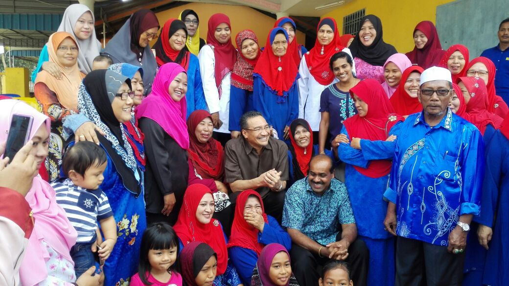 DS <a href="/HishammuddinH2O/">Hishammuddin Hussein 🇲🇾</a> beramah mesra dengan penduduk Kg Muhibbah, Paloh dalam sesi lawatan ke pdm Kg Muhibbah.