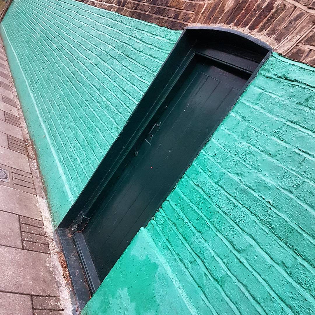 BlondonPost's tweet photo. The green wall #blondonpost #london #islington #green #architecture #urbanart #design #StreetStyle #streetphotography #streetart #archiday https://t.co/NTrDPrQ3qs