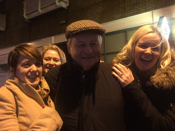 Cynnwrf wrth i Dafydd Elis-Thomas gwrdd Eden tu allan i Glwb Ifor Bach neithiwr - Caerdydd 2017
<a href="/ClwbIforBach/">Clwb Ifor Bach</a>