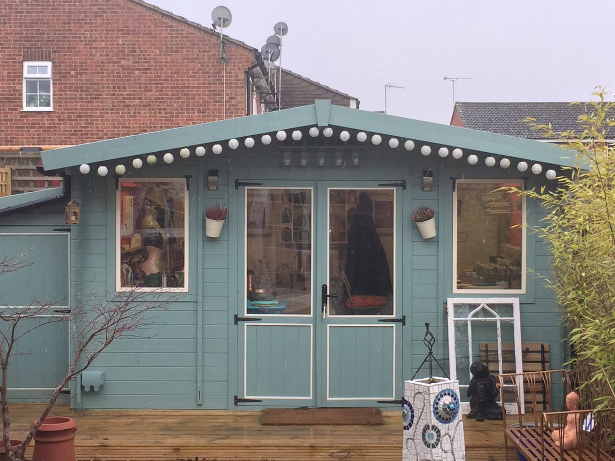 SilverSpirit31's tweet photo. It's snowing! But all cosy in studio, radio on, waiting for my workshop clients 👍😄 https://t.co/g7RFh0Ne9c