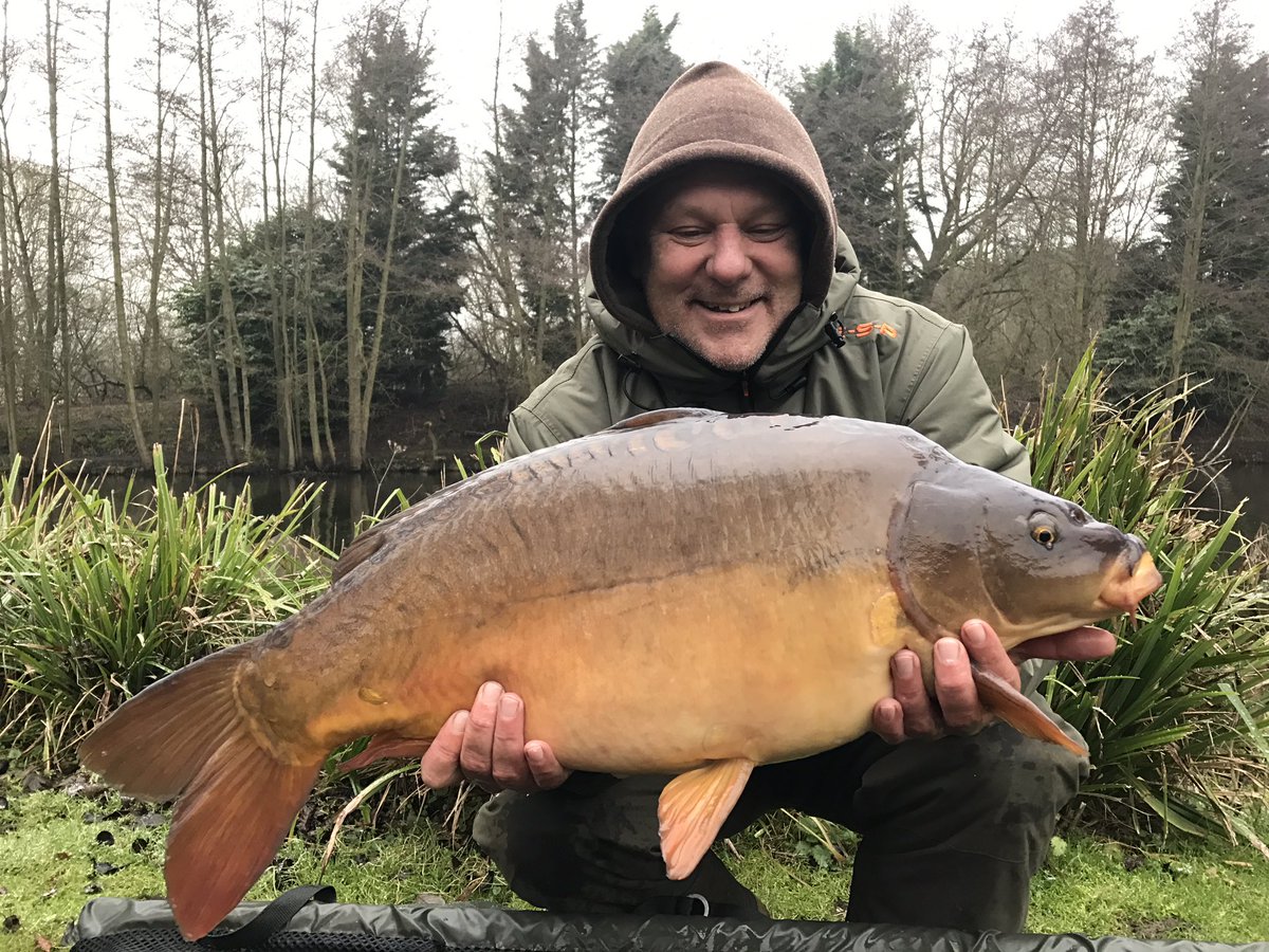 ChurchwoodFish's tweet photo. Local angler Neil Preston with a pristine Churchwood Mirror this freezing cold morning. House @CW_Baits Winter White Pop-Up #carpfishing❄️❄️ https://t.co/liJmiOq0UI