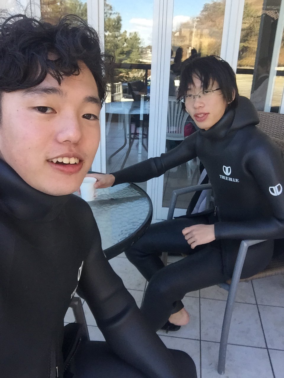 東京農業大学ダイビングクラブ Na Twitteru 今日は富戸でアルバイトしている2人でロクハン 厚さ6 5mmのウェットスーツ を購入したので 初めて着て潜ってきましたーー 5mmのウェットとはほんと大違い笑 なにこれ最高って感じでした っても水温14度なので少し寒い