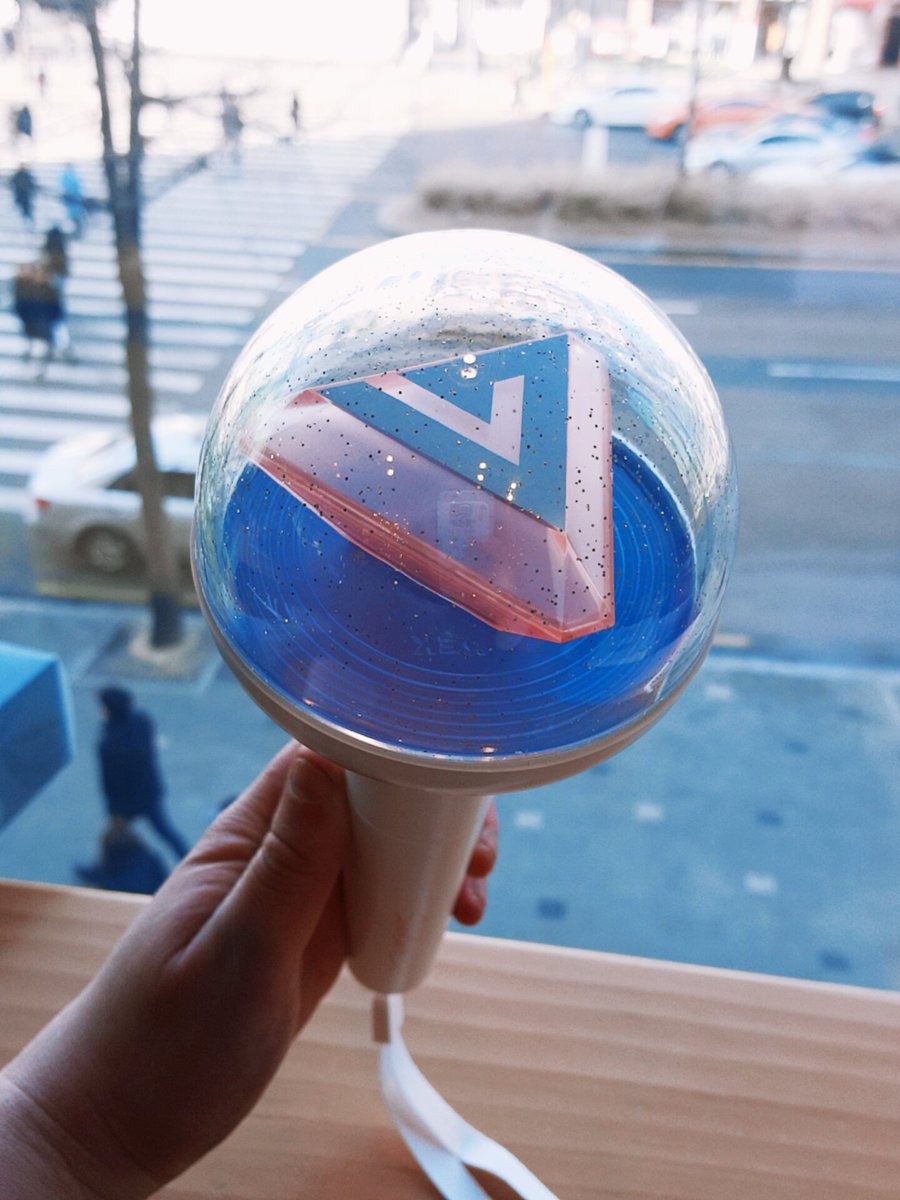 mintogyu's tweet photo. First and most importantly is that gorgeous lightstick of ours💕💎🙈 so pretty and calming💖 #세봉 #캐럿봉 @pledis_17 https://t.co/ETSKMAJdPC