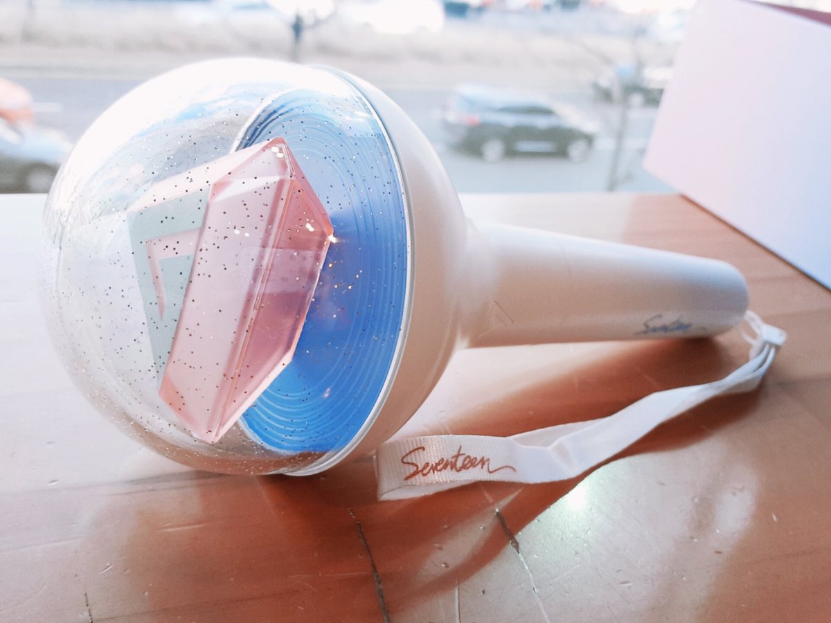 mintogyu's tweet photo. First and most importantly is that gorgeous lightstick of ours💕💎🙈 so pretty and calming💖 #세봉 #캐럿봉 @pledis_17 https://t.co/ETSKMAJdPC