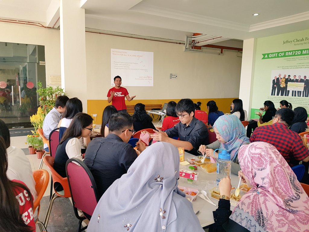 chansoonseng's tweet photo. It's lunch- @TeachForMsia Fellows and Alumni are in networking and info sessions #RC1 #TFMSouth #TFM2016 #TFM2017 https://t.co/5EHvWiVa5c