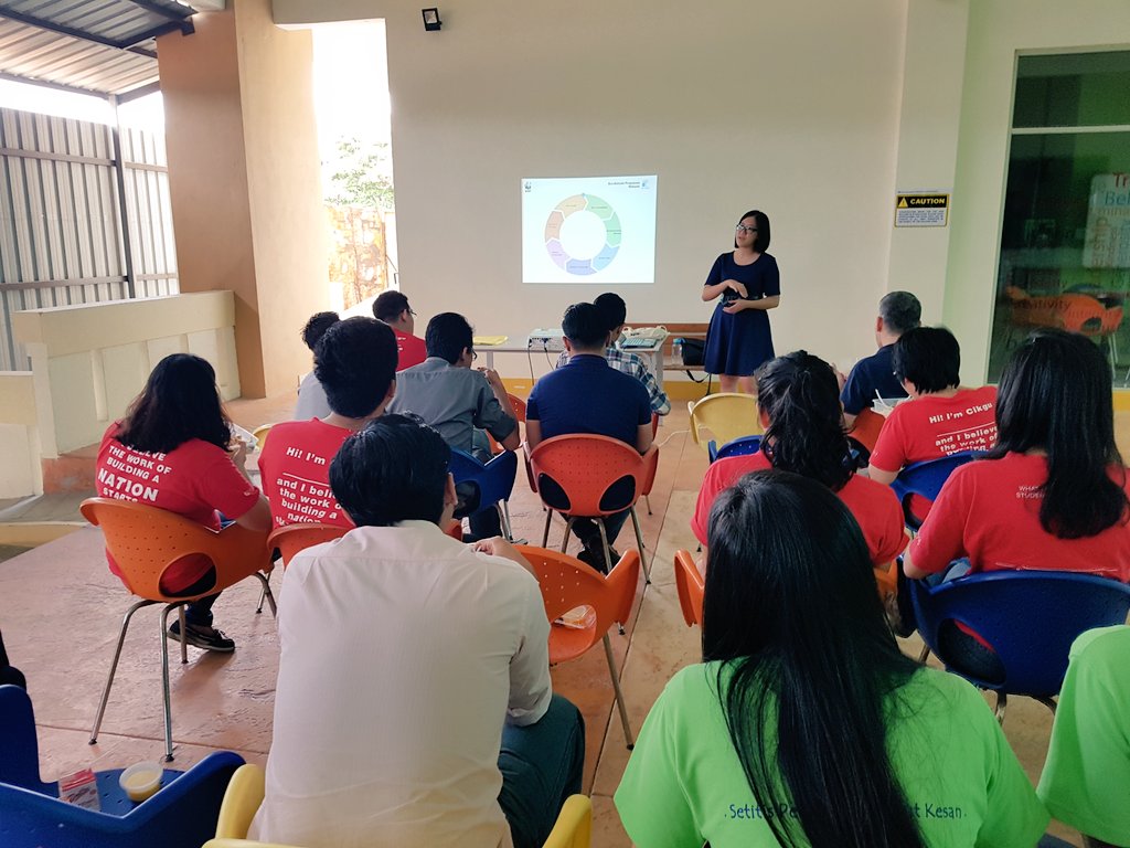 chansoonseng's tweet photo. It's lunch- @TeachForMsia Fellows and Alumni are in networking and info sessions #RC1 #TFMSouth #TFM2016 #TFM2017 https://t.co/5EHvWiVa5c