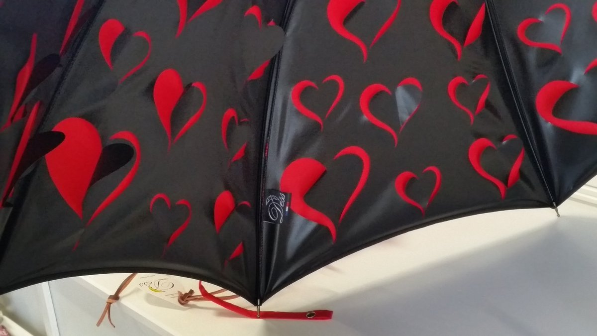 FDessauw's tweet photo. Parapluie coup de coeur pour la Saint Valentin  ❤❤❤ https://t.co/JyEAohvQL4