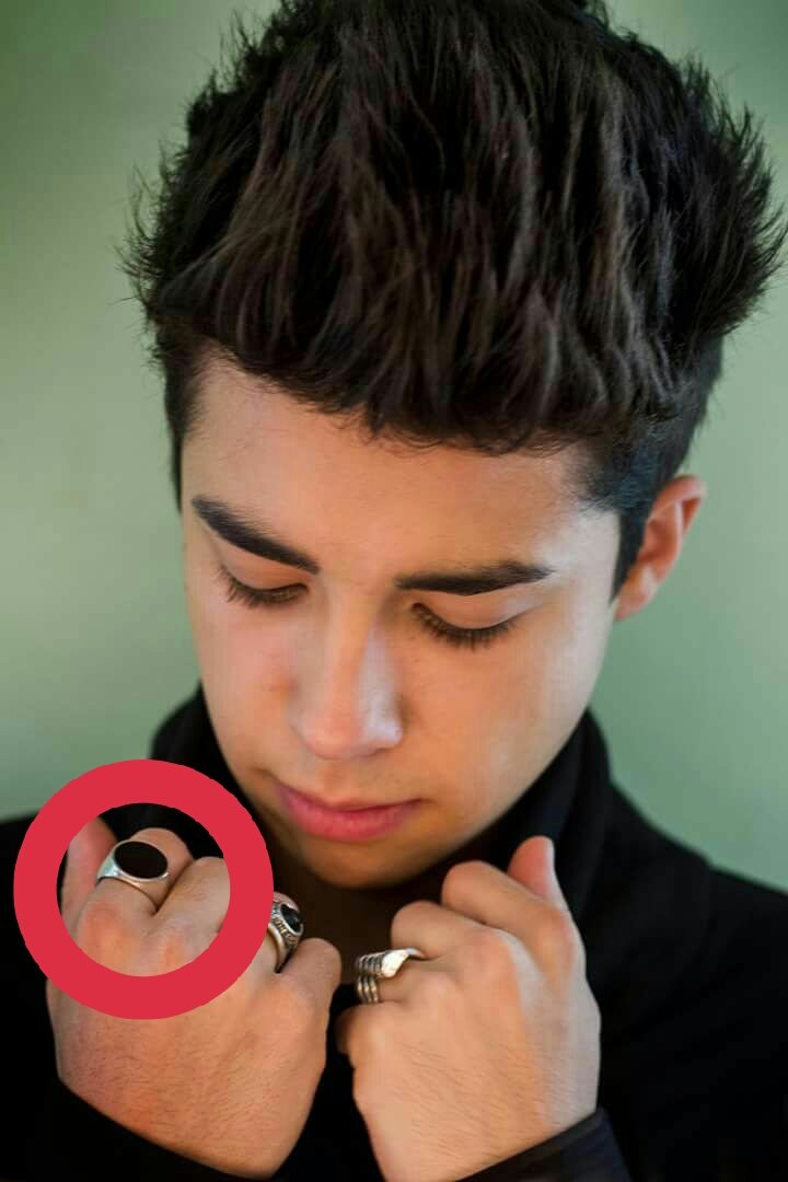 dianabautisters's tweet photo. Tu anillo (ver imagen) me tiene muy obsesionada, lo  buscó en tus fotos, vídeos...  En todo 😍😍😍😍♥
🔆@mariobautista_🔆 https://t.co/vWR7k5nRlH