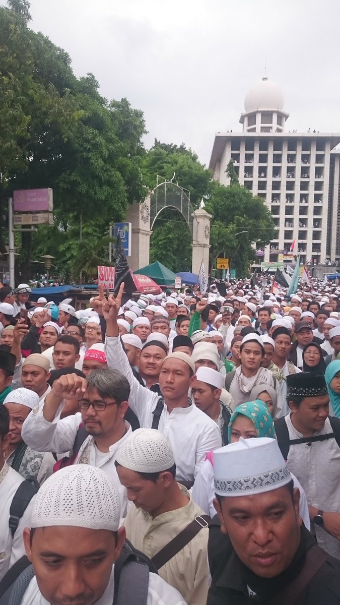 stepvaessen's tweet photo. Huge turnout for massprayer/rally against christian Jakarta governor Ahok 4 days before crucial Jakarta elections https://t.co/NZ5eIZ9wns