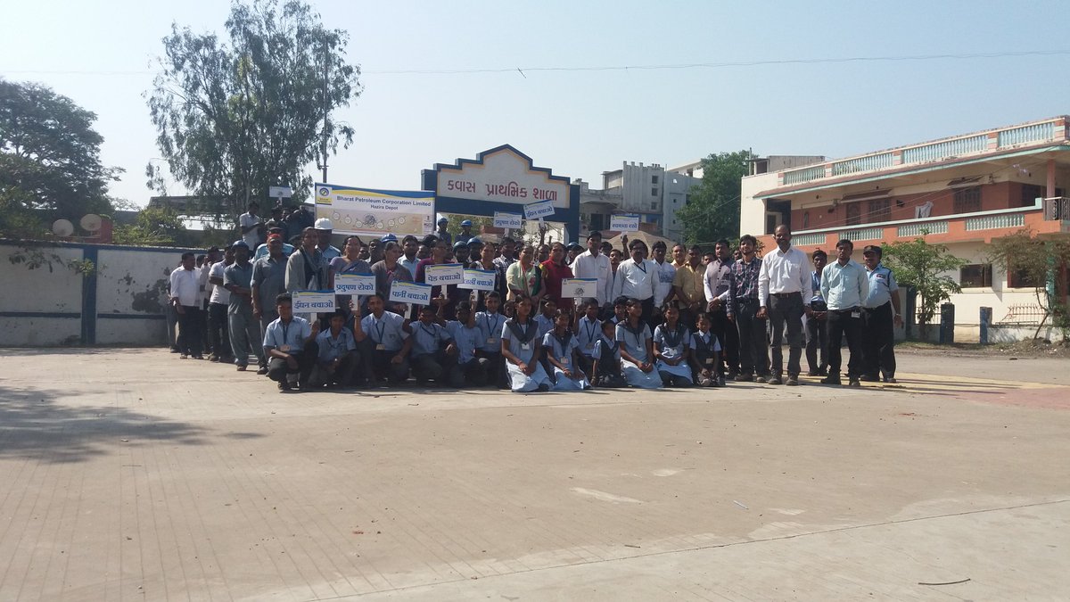 BPCRetailHazira's tweet photo. SAKSHAM pledge at Gram panchayat school Kawas. @BPCLRetail , @BPCLRETAILSURAT ,@Raajeev999 https://t.co/v4ArWiYaVG