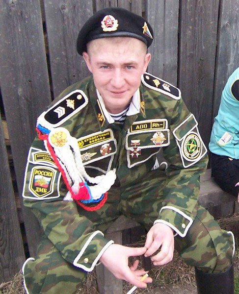 تويتر Crs Vdv على تويتر ロシア連邦軍において血液型パッチは 何故か知りませんが デンビルカスタム ソ連時代から続く伝統で徴兵を終えた兵士が作る改造服 のパーツとして活用されています T Co Nwyt4sjcz3