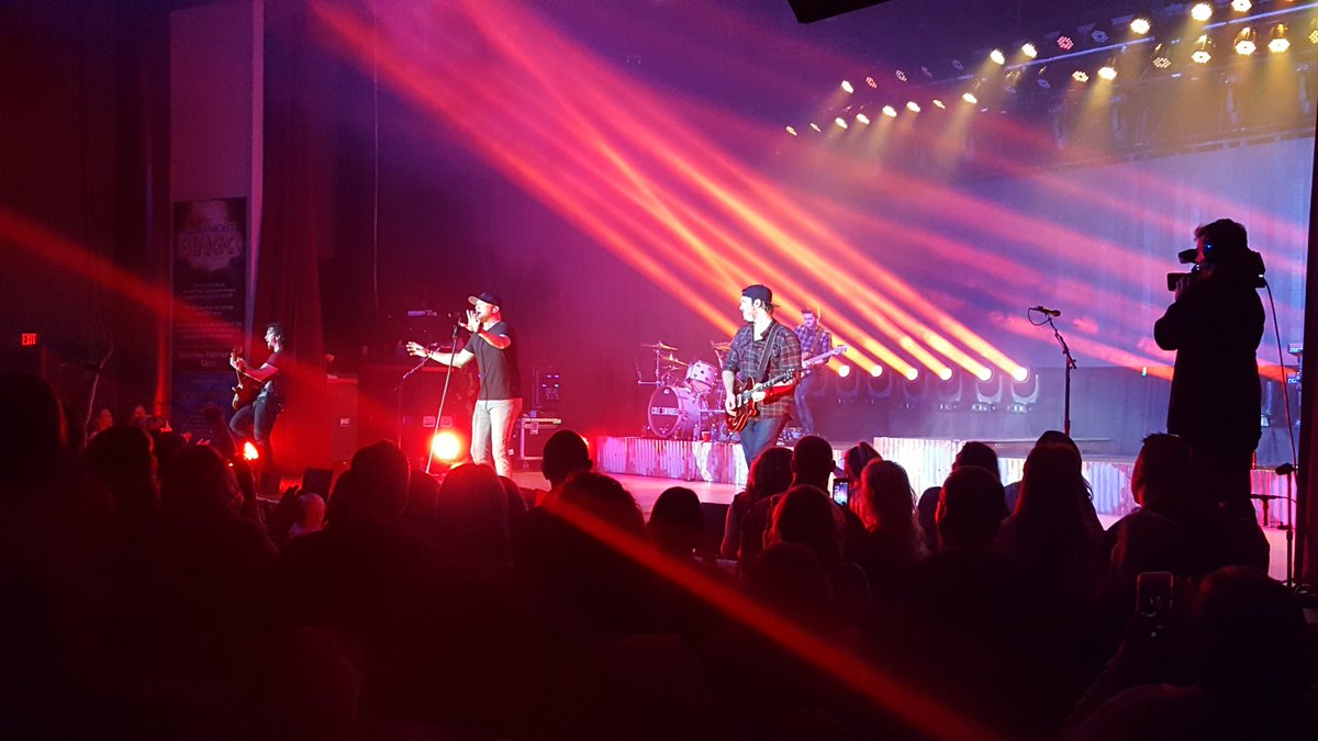 Lfrey13's tweet photo. Epic night! @coleswindell  does not disappoint. Thanks for putting a great show. #middleofamemory #ColeSwindell  #countryonthecoast #usa https://t.co/iPqx6ckrAf