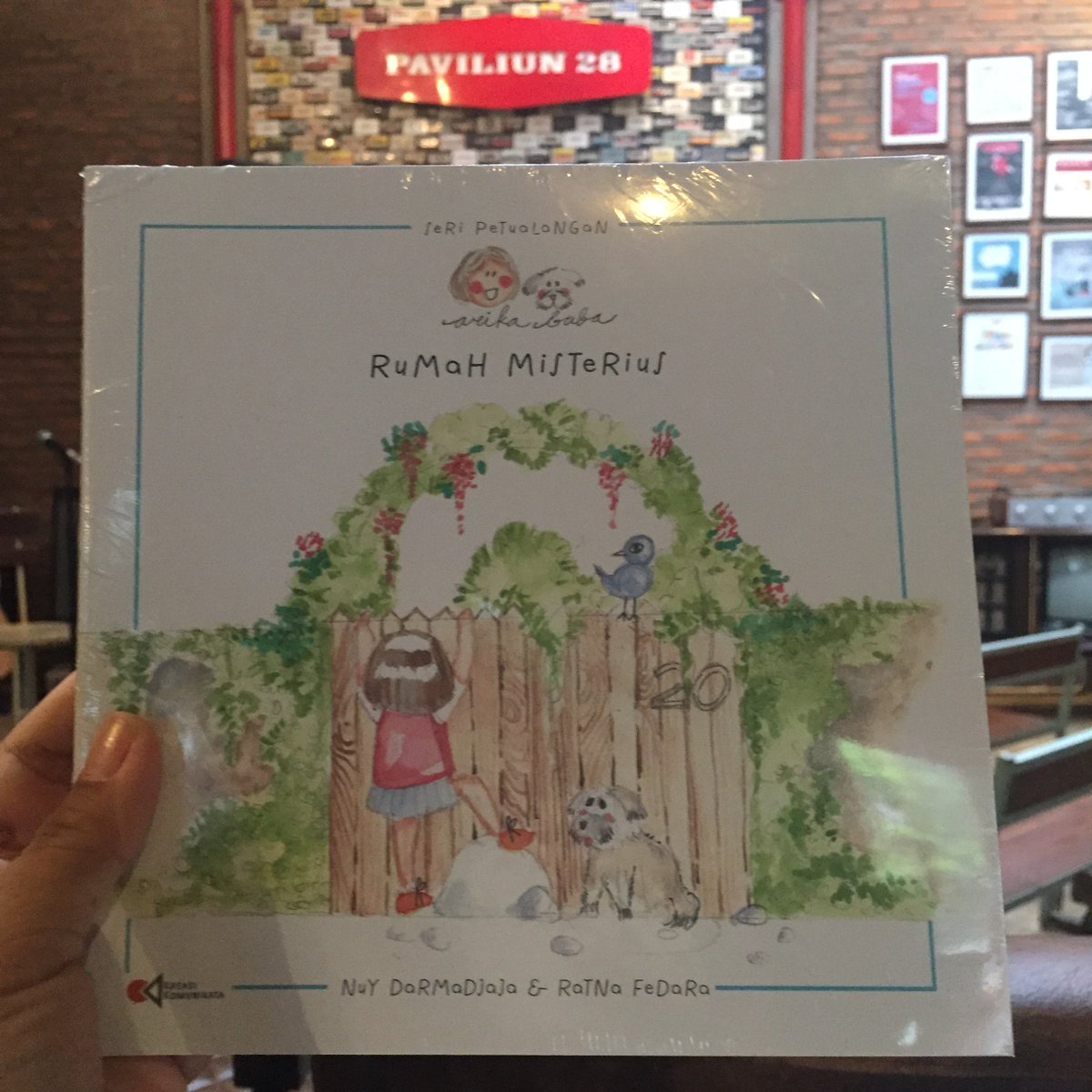 siskaknoch's tweet photo. Launching buku seri petualangan “Rumah Misterius” di Paviliun 28. #arikababa https://t.co/HRTLYuPfyD