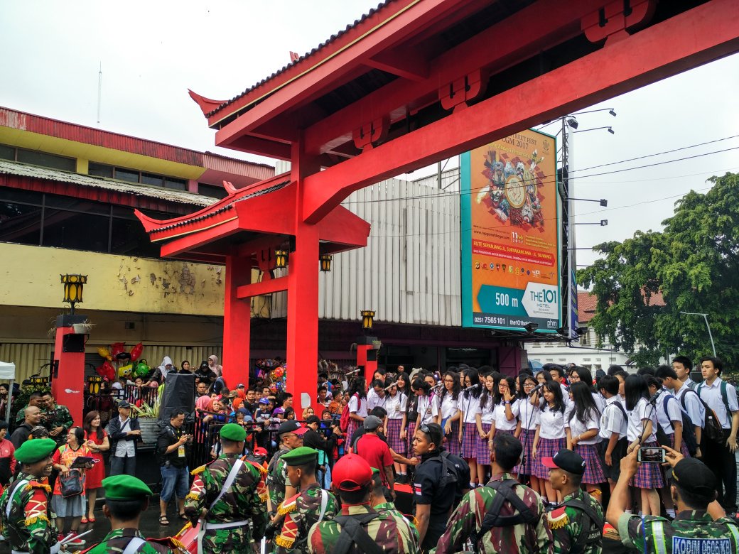 cgmbogor_fest's tweet photo. Tim paduan suara dari regina Pacis, bersama tim marching band dari pusdikzi zeni, sdg melakukan persiapan. #capgomeh2017 https://t.co/7OIARm6hcx