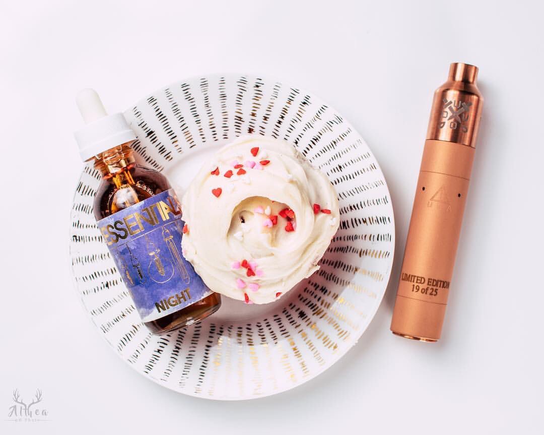 Essentials_Vape's tweet photo. @Essentials_Vape Red Velvet Cupcake 😍 with the Rose Gold LE Duvo Mod 💨 -------------> @LFNTdistro #vaping #savevaping #vape https://t.co/ew0HPKQGJ0