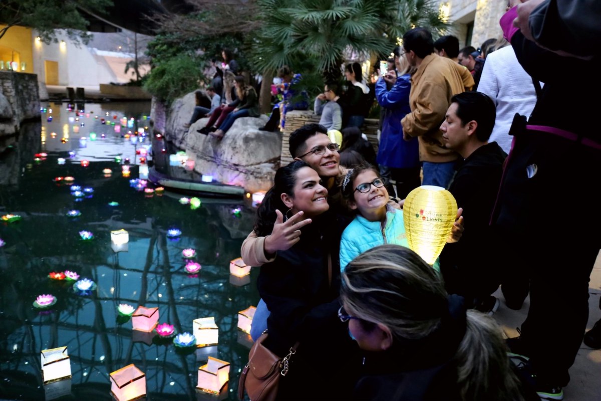 XHNews's tweet photo. Chinese traditional #LanternFestival in foreigners' eyes: Enjoy beautiful lanterns and tasty sweet dumplings called #tangyuan or #yuanxiao! https://t.co/kV2fUju7RU