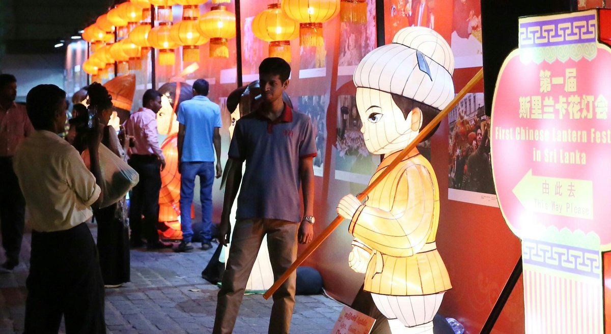 XHNews's tweet photo. Chinese traditional #LanternFestival in foreigners' eyes: Enjoy beautiful lanterns and tasty sweet dumplings called #tangyuan or #yuanxiao! https://t.co/kV2fUju7RU