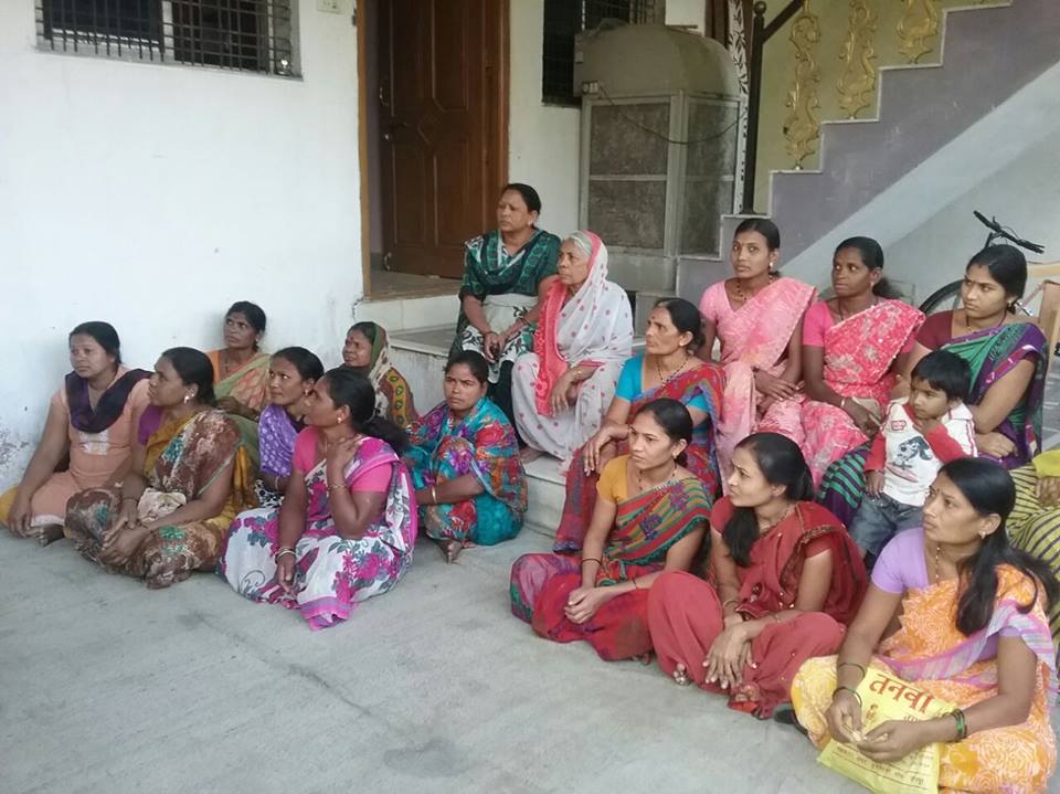 GroupTanishka's tweet photo. #Tanishka-#Manewada with Mahabank Swayamrojgar Prashikshan Sanstha organized a special training session on opportunities to generate income. https://t.co/ztxbVK93Vl