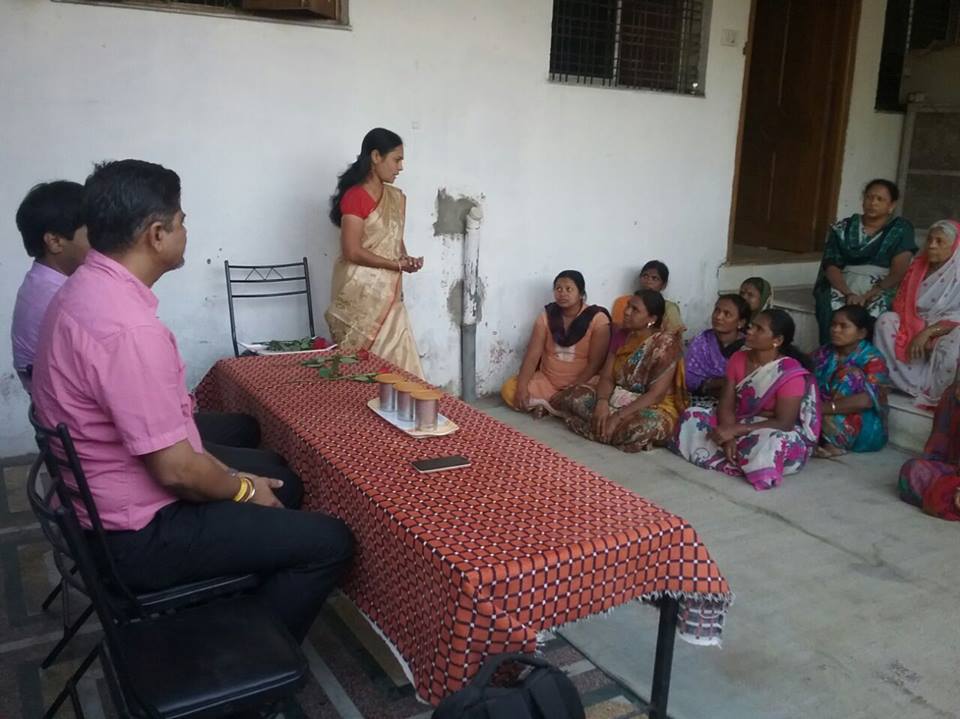 GroupTanishka's tweet photo. #Tanishka-#Manewada with Mahabank Swayamrojgar Prashikshan Sanstha organized a special training session on opportunities to generate income. https://t.co/ztxbVK93Vl