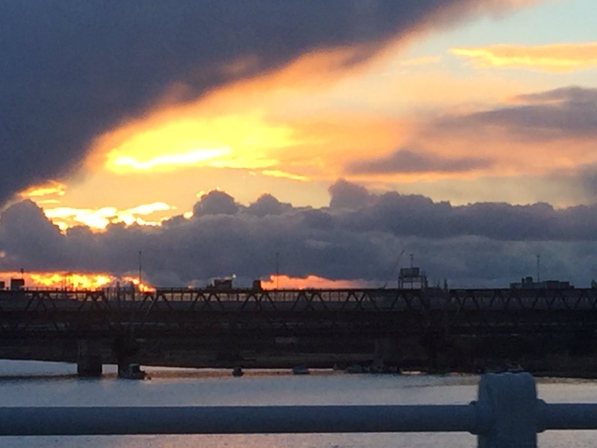 淀川の夕陽   すごい雲だから夜は雪かな？