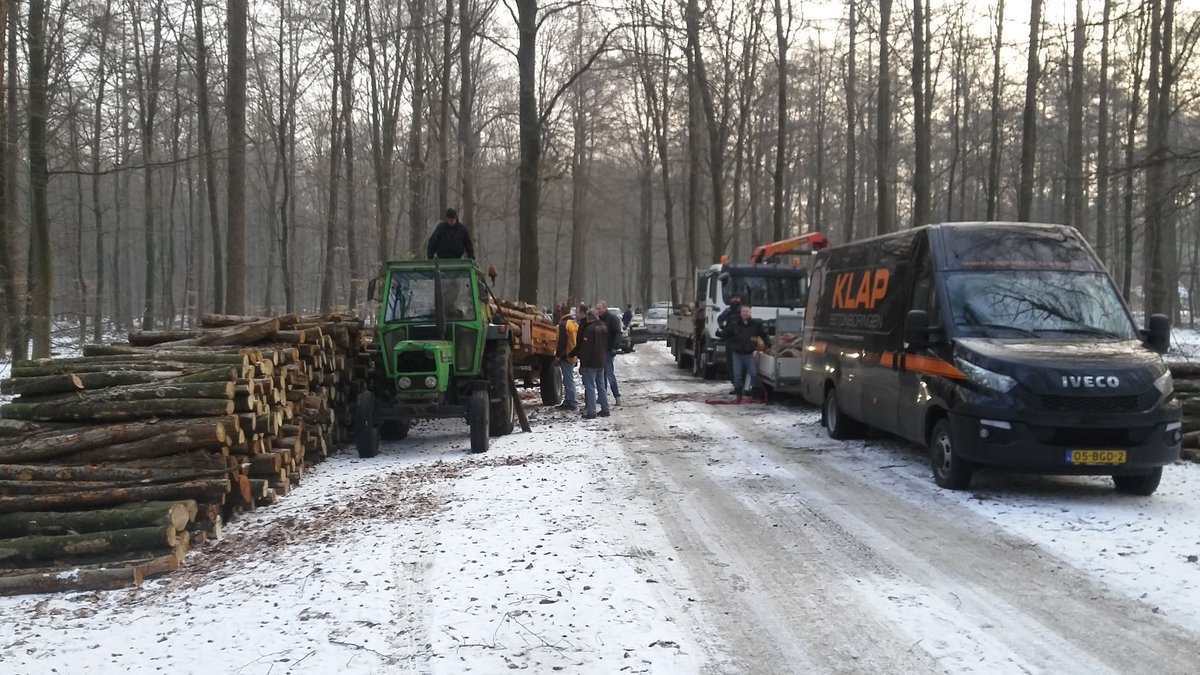 Het is alweer druk tijdens de jaarlijkse haardhout dag. bij#buitencentrum#boomkroonpad