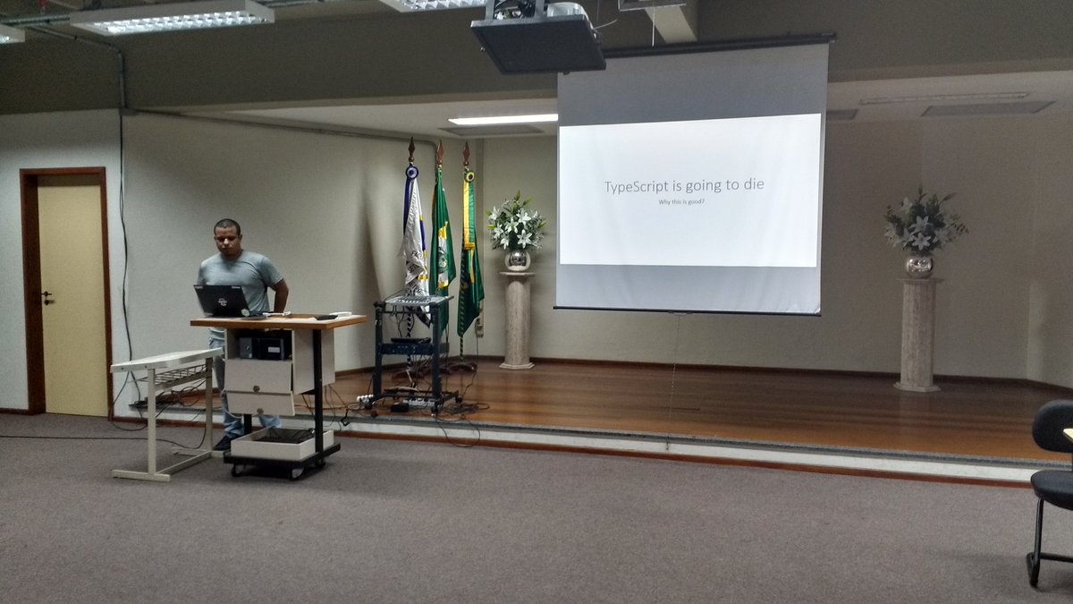 cmilfont's tweet photo. #cejs2017 typescript morre ou não morre @abraao4lves ? Segundo ele puxa a linguagem pra cima e morre com honra! https://t.co/eVk7AyJkb0
