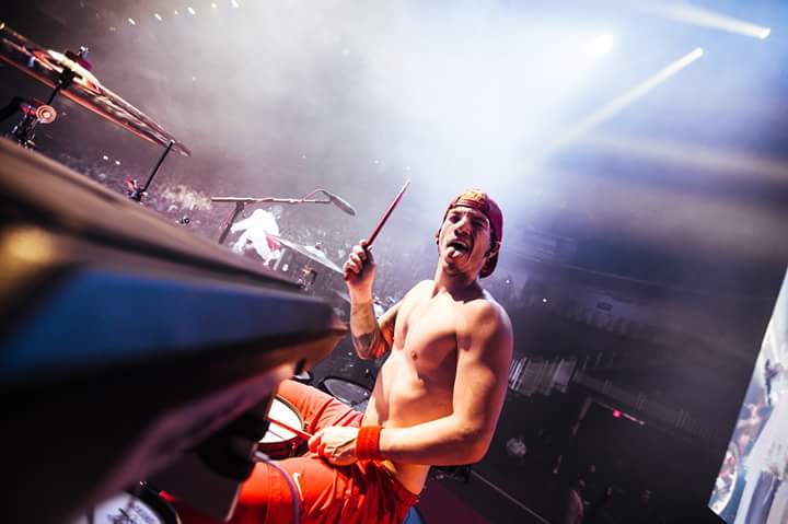 eternalwhalien's tweet photo. I'm voting for #heathens to win #bestmoviesong at the #iheartawards https://t.co/zeaON0MuXe