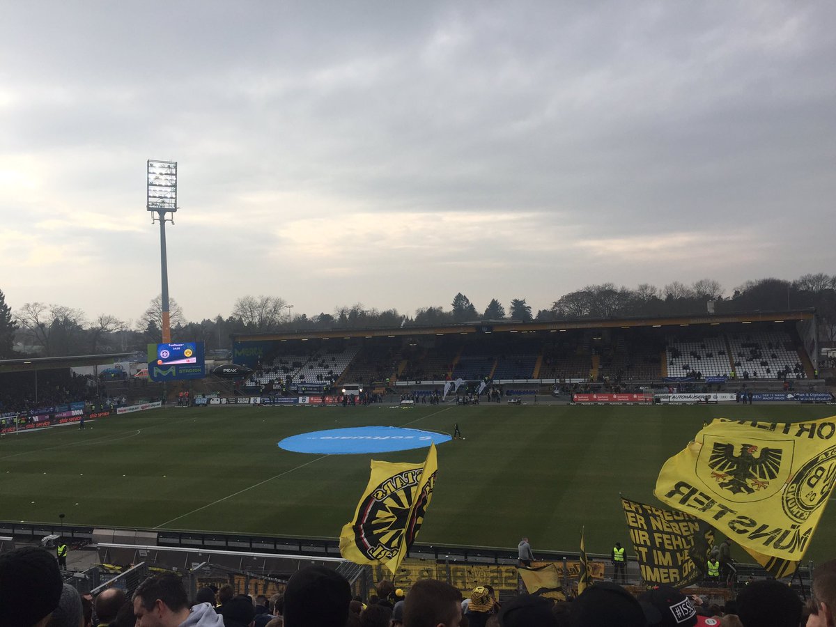 tobias_sf_usa's tweet photo. Dann wollen wir mal Schutte geniesse. Tatort: Jonathan-Heims-Stadion (Böllenfalltor) #sv98bvb https://t.co/jyqyBQr1jF