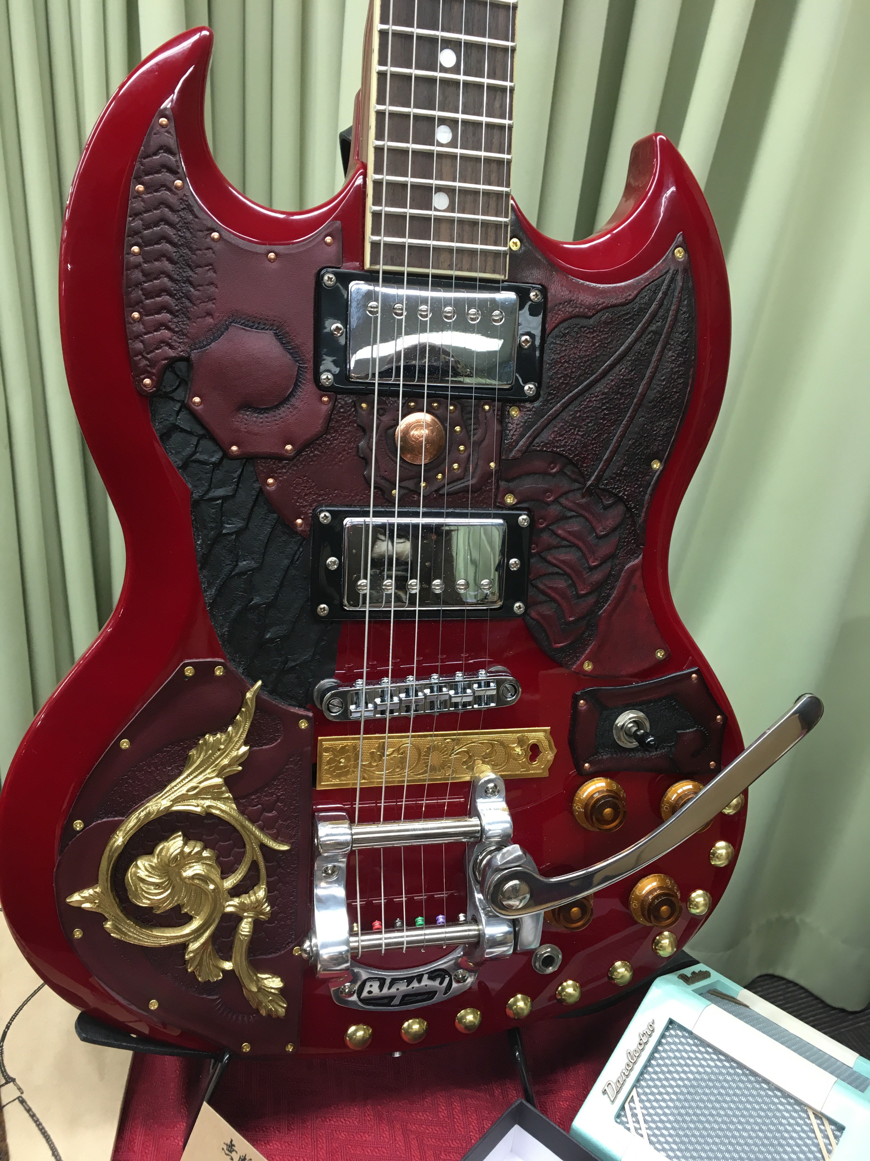 Sensitivecube Well Decorated Guitar Cool Leather Art Rodeojet さんのどえらいかっこいいギター ストラップも素敵 スチームパンクマーケット Steampunk Tokyo Indieart Japan T Co Bzqvgohnpk Twitter