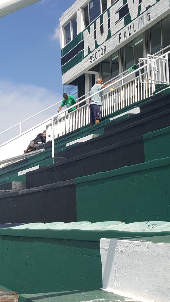 Durante el amistoso frente a #Almagro, Hinchas de #NuevaChicago pintando la zona de prensa. Gran labor del pueblo de Mataderos.