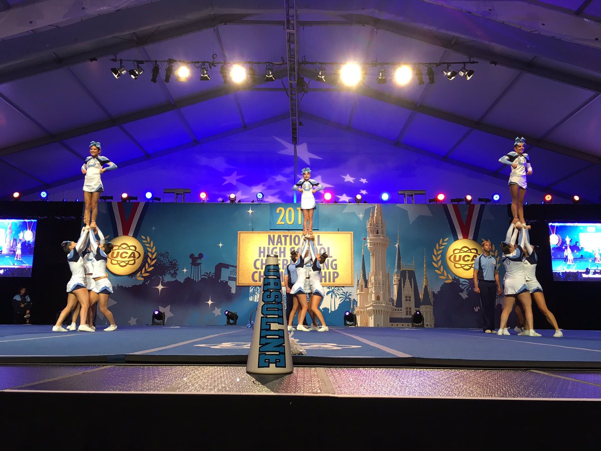 UCAupdates's tweet photo. Great use of stunts from Small Varsity  DII! #UCAnationals https://t.co/d6Ws1hVrlp