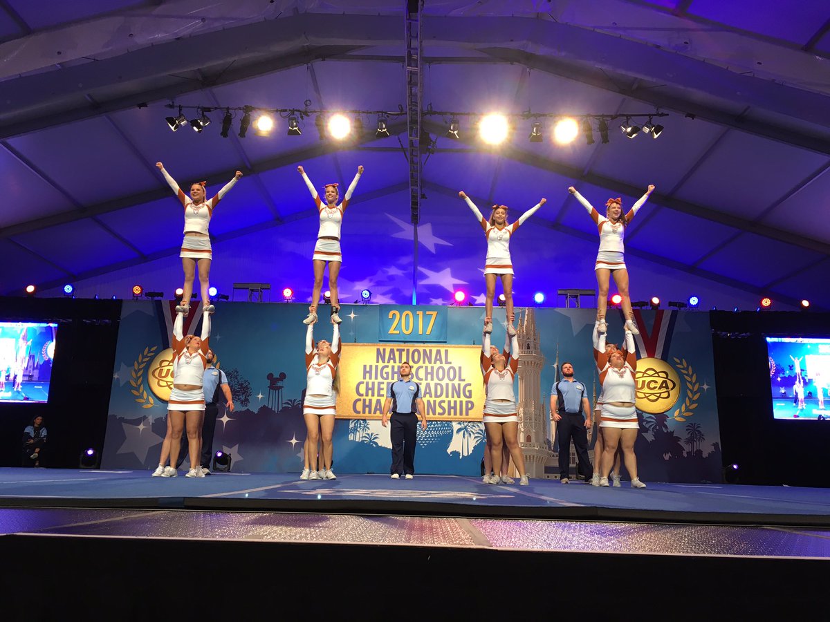 UCAupdates's tweet photo. Great use of stunts from Small Varsity  DII! #UCAnationals https://t.co/d6Ws1hVrlp