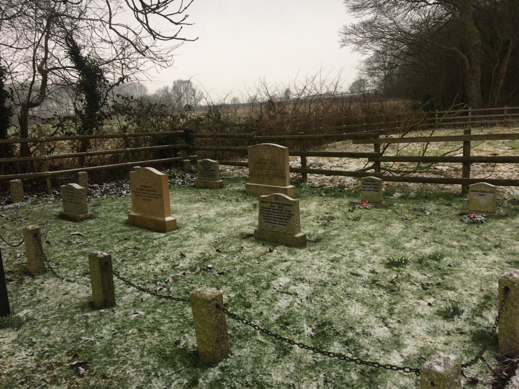 GinnyHBall's tweet photo. Peaceful corner for this Leicestershire hunting family #wintryscene #graveyard https://t.co/VToAwMcSpH
