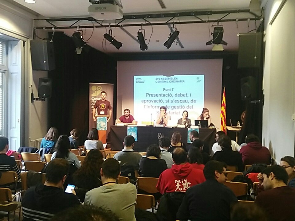 L'#agocnjc en ple funcionament! Debats i votacions per enfortir i fer créixer el moviment associatiu juvenil català!