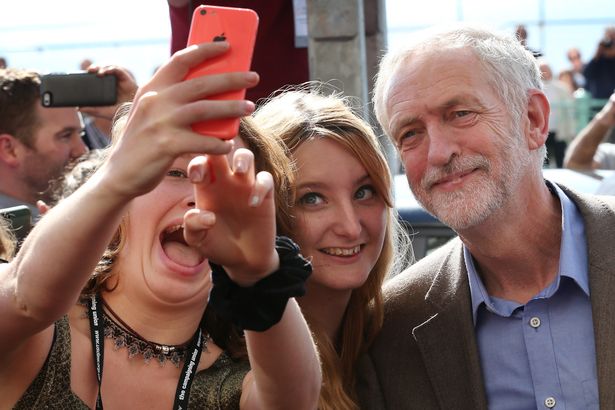 MomentumOx's tweet photo. Spot ⚫️ the Difference:
Theresa May meeting the public
Jeremy Corbyn meeting the public
#JeremyCorbyn #TheresaMay 👨‍👩‍👧‍👧 https://t.co/2wxcyoBOWL