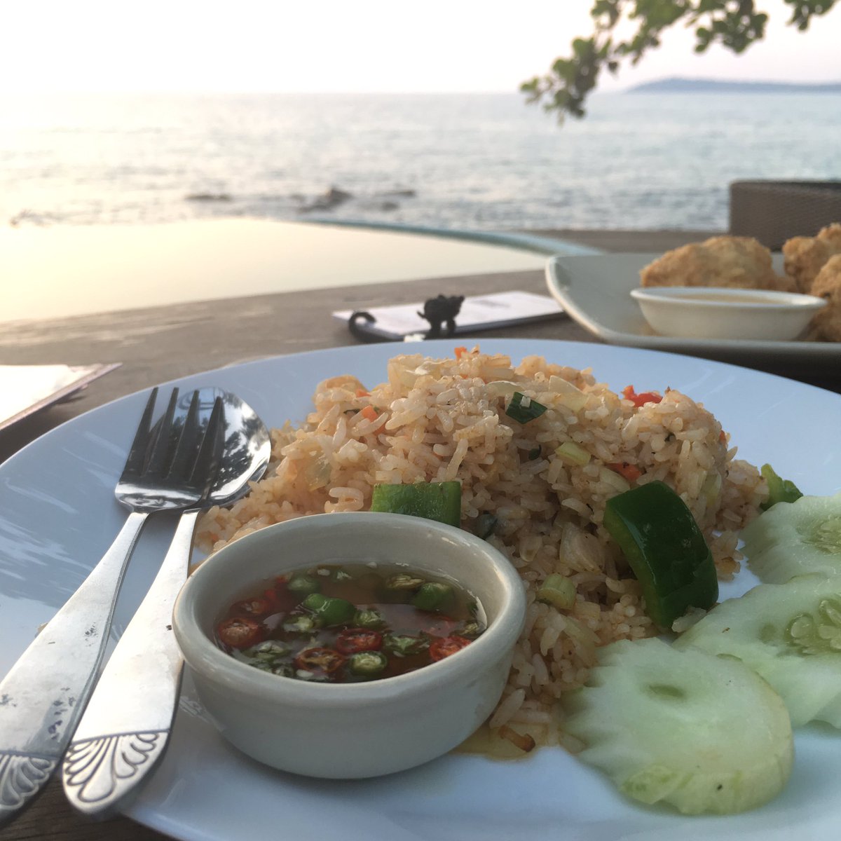 Sorghumm's tweet photo. มื้อเย็นถูกๆ หลักร้อย แต่บรรยากาศคือดีงามหลักพัน ^^
#รีวิวเกาะกูด #รีวิวตราด
#ANaLay https://t.co/uPSoPxp5gP