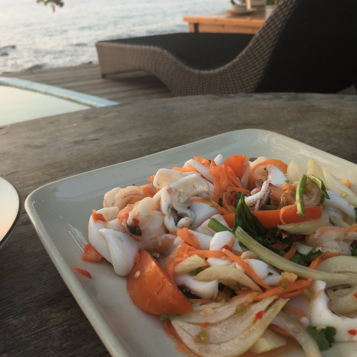 Sorghumm's tweet photo. มื้อเย็นถูกๆ หลักร้อย แต่บรรยากาศคือดีงามหลักพัน ^^
#รีวิวเกาะกูด #รีวิวตราด
#ANaLay https://t.co/uPSoPxp5gP