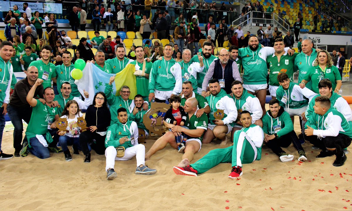 preymor1's tweet photo. Los sureños del Estrella celebraron por todo lo alto el título de Gran Canaria ante el @uniongaldar en #LuchaCanaria https://t.co/th1RhzblEr
