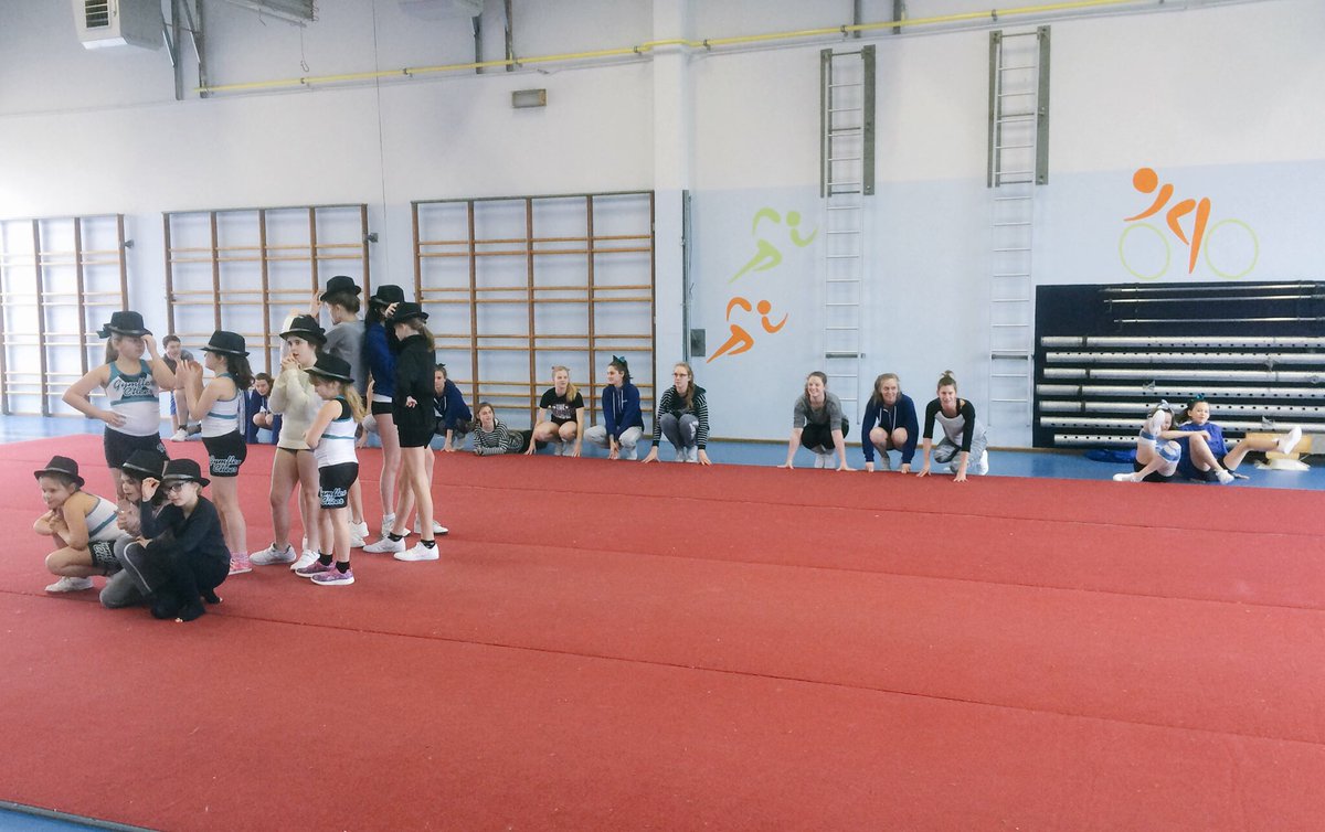 GymFlexclub's tweet photo. @GymflexCheer aan het werk, druk trainen voor #gymania! #bibliotheek #wateentoppers #gymflex https://t.co/Vgg3Wq1gdM