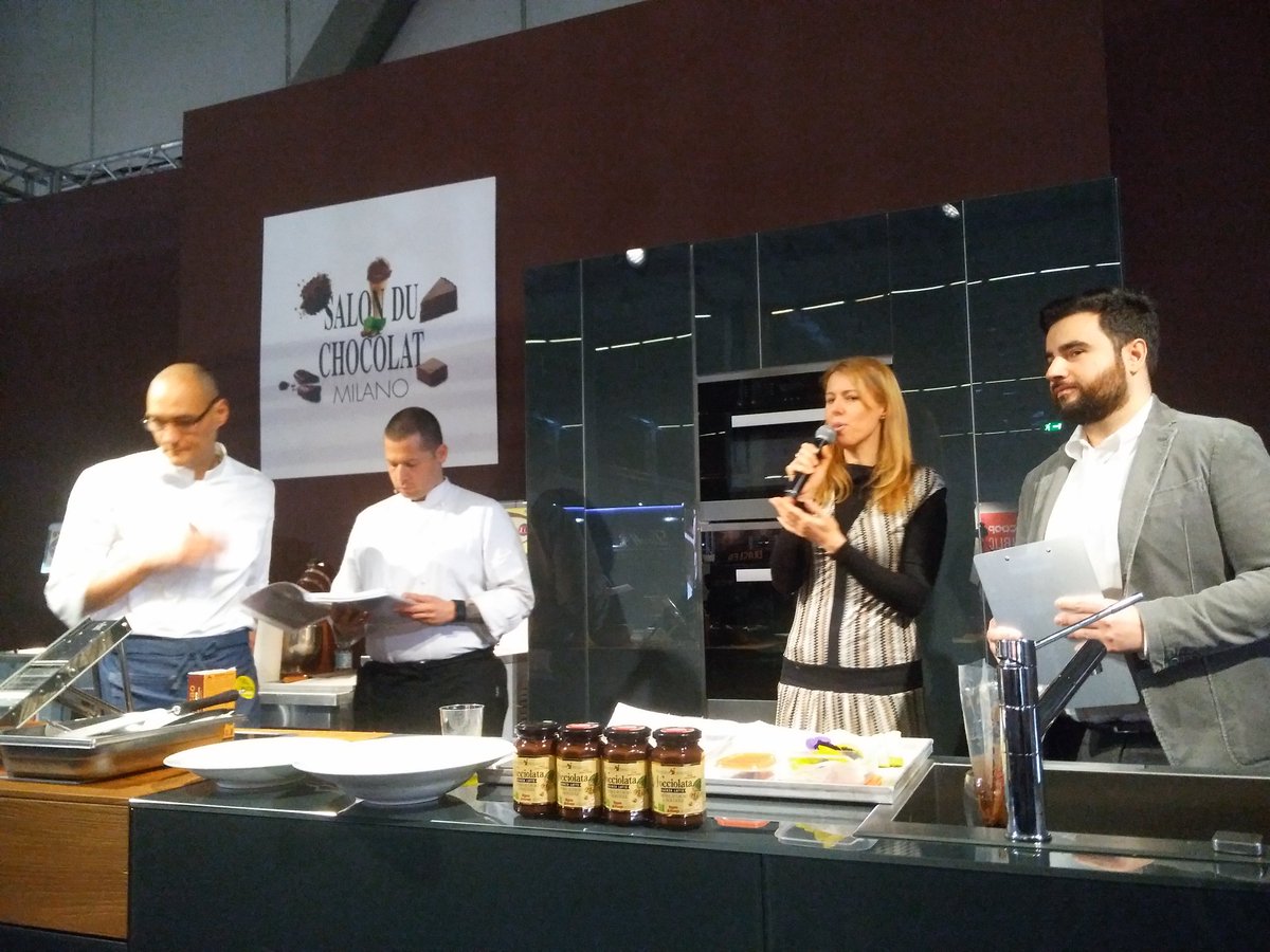 FunnyVegAcademy's tweet photo. @ChefSimone @sonjavgold di @FunnyVegan e #LucaAndre' parlano di #AltaCucina #vegetale #SalonDuChocolat @MiCoMilano #nocciolata #chocolovers https://t.co/VzMuxehDHM